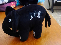 ElePHPant preto Upinside lateral com logo do PHP